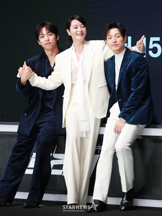 배우 주종혁, 김혜수, 정성일이 8일 오전 서울 여의도 콘래드호텔에서 진행된 디즈니+ 오리지널 시리즈 '트리거' 제작발표회에 참석해 포즈를 취하고 있다. 나쁜 놈들의 잘못을 활짝 까발리기 위해 일단 카메라부터 들이대고 보는 지독한 탐사보도 프로 놈들의 이야기 '트리거'는 오는 15일 공개된다. /2025.01.08 /사진=이동훈 photoguy@