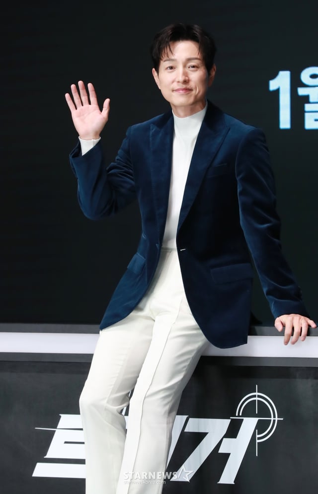배우 정성일이 8일 오전 서울 여의도 콘래드호텔에서 진행된 디즈니+ 오리지널 시리즈 '트리거' 제작발표회에 참석해 포즈를 취하고 있다. 나쁜 놈들의 잘못을 활짝 까발리기 위해 일단 카메라부터 들이대고 보는 지독한 탐사보도 프로 놈들의 이야기 '트리거'는 오는 15일 공개된다. /2025.01.08 /사진=이동훈 photoguy@