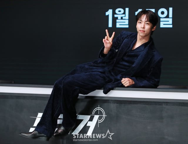 배우 주종혁이 8일 오전 서울 여의도 콘래드호텔에서 진행된 디즈니+ 오리지널 시리즈 '트리거' 제작발표회에 참석해 포즈를 취하고 있다. 나쁜 놈들의 잘못을 활짝 까발리기 위해 일단 카메라부터 들이대고 보는 지독한 탐사보도 프로 놈들의 이야기 '트리거'는 오는 15일 공개된다. /2025.01.08 /사진=이동훈 photoguy@