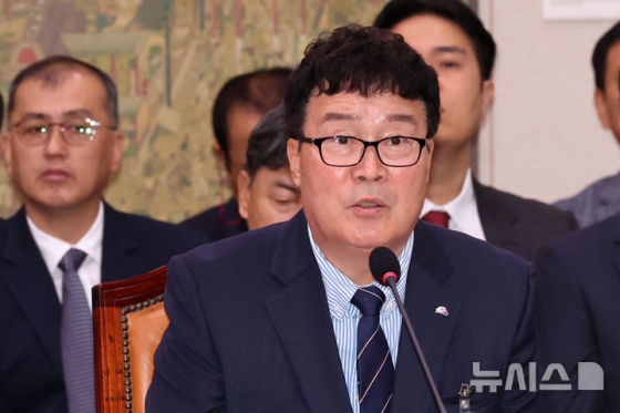 김택규 대한배드민턴협회장이 지난 10월 오전 서울 여의도 국회에서 열린 문화체육관광위원회의 대한축구협회 등에 대한 현안질의에서 의원 질의에 답변하고 있다. /사진=뉴시스