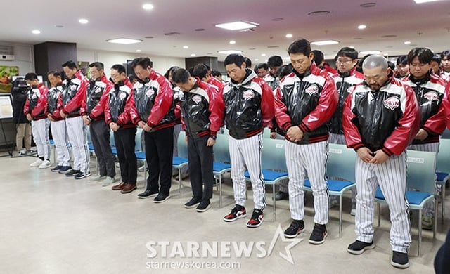2025 LG 트윈스 선수단 신년인사회가 8일 서울 잠실야구장에서 열렸다. 김인석 사장, 차명석 단장, 염경엽 감독을 비롯한 선수단디 시무식에 앞서 무안 사고 희생자들을 위한 묵념을 하고 있다. /사진=김진경 대기자