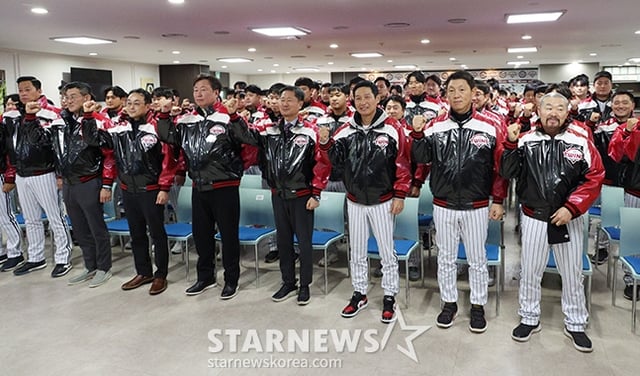 2025 LG 트윈스 선수단 신년인사회가 8일 서울 잠실야구장에서 열렸다. 염경엽 감독을 비롯한 선수단이 파이팅을 외치고 있다. /사진=김진경 대기자