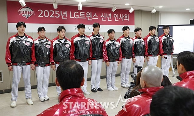 2025 LG 트윈스 선수단 신년인사회가 8일 서울 잠실야구장에서 열렸다. 김영우(오른쪽)를 비롯한 신인 선수들이 인사하고 있다. /사진=김진경 대기자