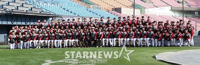 2025 LG 트윈스 선수단 신년인사회가 8일 서울 잠실야구장에서 열렸다. 염경엽 감독을 비롯한 LG 선수단이 기념 촬영을 하고 있다. /사진=김진경 대기자