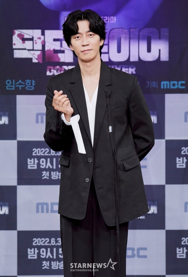 배우 신성록이 3일 오후 온라인 생중계로 진행된 MBC 금토드라마 '닥터로이어' 제작발표회에 참석해 포즈를 취하고 있다.  조작된 수술로 모든 걸 빼앗기고 변호사가 된 천재 외과의사와 의료범죄 전담부 검사의 메디컬 서스펜스 법정 드라마 '닥터로이어'는 오늘(3일) 첫 방송된다. /사진제공=MBC 2022.06.03