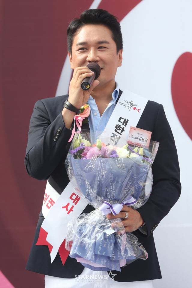 $ 가수 JK김동욱이 13일 오후 서울 광화문 광장에서 열린 '2014 세계 헌혈자의 날 기념식'에서 소감을 말하고 있다. /사진=이기범 기자 leekb@