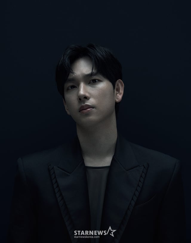 배우 임시완이 9일 오전 서울 종로구의 한 카페에서 진행된 넷플릭스 시리즈 '오징어 게임2' 관련 인터뷰를 위해 포즈를 취하고 있다. 임시완은 극 중 코인 투자 유튜버로 자신은 물론 투자자들에게 막대한 손실을 입힌 '명기' 역을 맡았다. / 사진제공=넷플릭스 /사진=김창현 chmt@