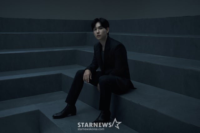 배우 임시완이 9일 오전 서울 종로구의 한 카페에서 진행된 넷플릭스 시리즈 '오징어 게임2' 관련 인터뷰를 위해 포즈를 취하고 있다. 임시완은 극 중 코인 투자 유튜버로 자신은 물론 투자자들에게 막대한 손실을 입힌 '명기' 역을 맡았다. / 사진제공=넷플릭스 /사진=김창현 chmt@