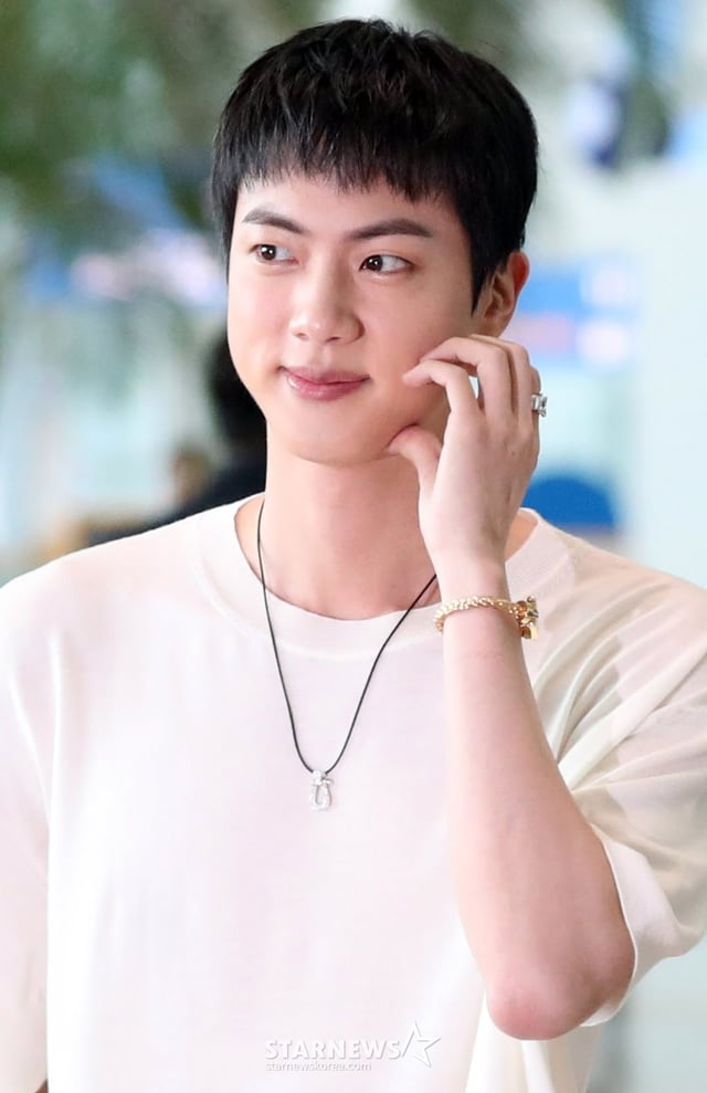 그룹 방탄소년단 진이 '2024 파리 올림픽'의 성화 봉송 일정을 위해 11일 오전 인천국제공항을 통해 출국하고 있다.2024.07.11 /사진=임성균