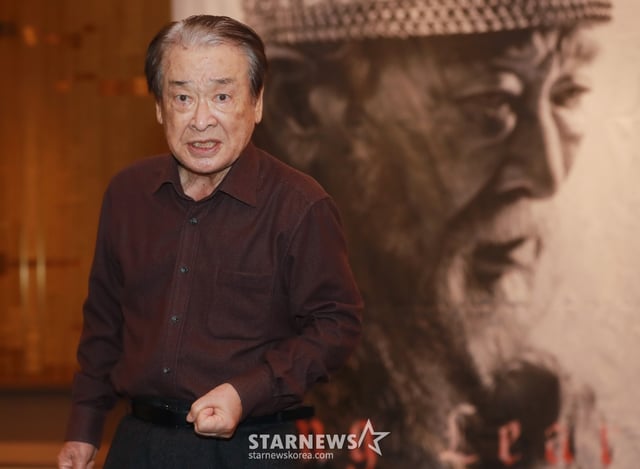 배우 이순재가 10일 오후 서울 마포구 SNU장학빌딩에서 진행된 연극 '리어왕' 연습실 공개 행사에서 시연하고 있다. 이순재의 연극 '리어왕'은 6월 1일부터 18일까지 LG 아트센터 서울에서 공연된다. /2023.05.10