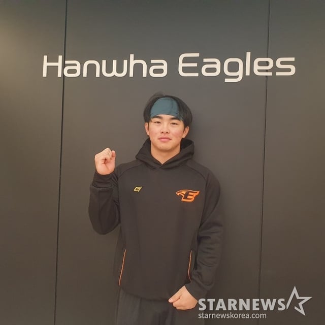 한화 문현빈이 9일 대전한화생명이글스파크에서 사진 촬영에 응하고 있다. /사진=김동윤 기자