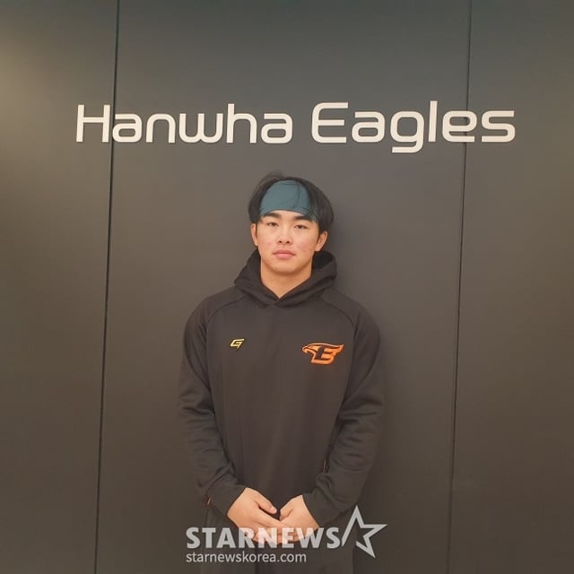 한화 문현빈이 9일 대전한화생명이글스파크에서 사진 촬영에 응하고 있다. /사진=김동윤 기자