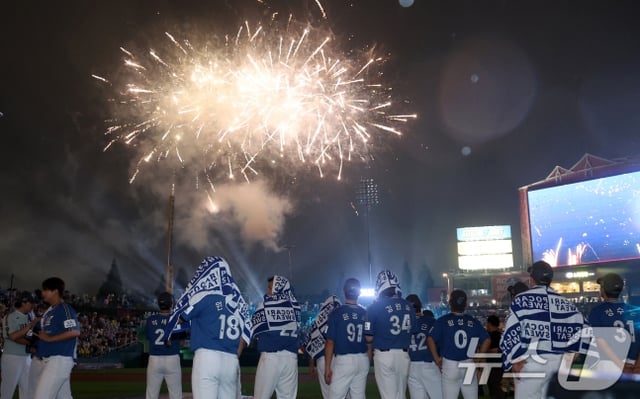 2024년 7월 6일 오후 인천시 미추홀구 문학동 SSG랜더스필드에서 열린 '2024 신한 SOL Bank KBO 올스타전’ 나눔 올스타와 드림 올스타의 경기가 4대2로 나눔 올스타가 승리한 가운데 경기 후 화려한 불꽃놀이가 펼쳐지고 있다. /사진=뉴스1