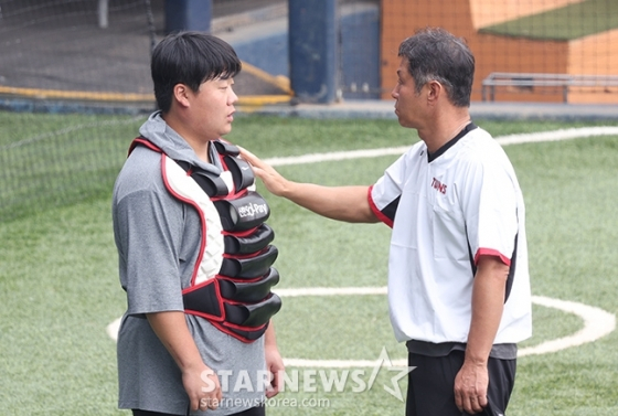 LG 김범석(왼쪽). /사진=김진경 대기자