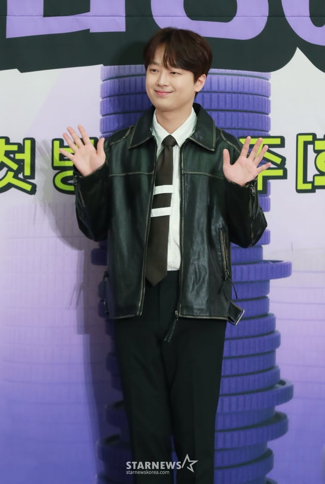 가수 이찬원이 21일 오전 서울 여의도 KBS에서 진행된 2TV 예능 '하이엔드 소금쟁이' 제작발표회에 참석해 포즈를 취하고 있다. 연예계의 소문난 '짠테크' 고수인 MC 4인방과 경제 전문가 김경필이 소비생활 솔루션을 원하는 시청자들의 소비로그를 살펴보고 스마트한 소비 노하우와 솔루션을 제공하는 전 국민 부자 메이커 프로젝트 '하이엔드 소금쟁이'는 오늘(21일) 첫 방송된다. /2024.05.21 /사진=이동훈