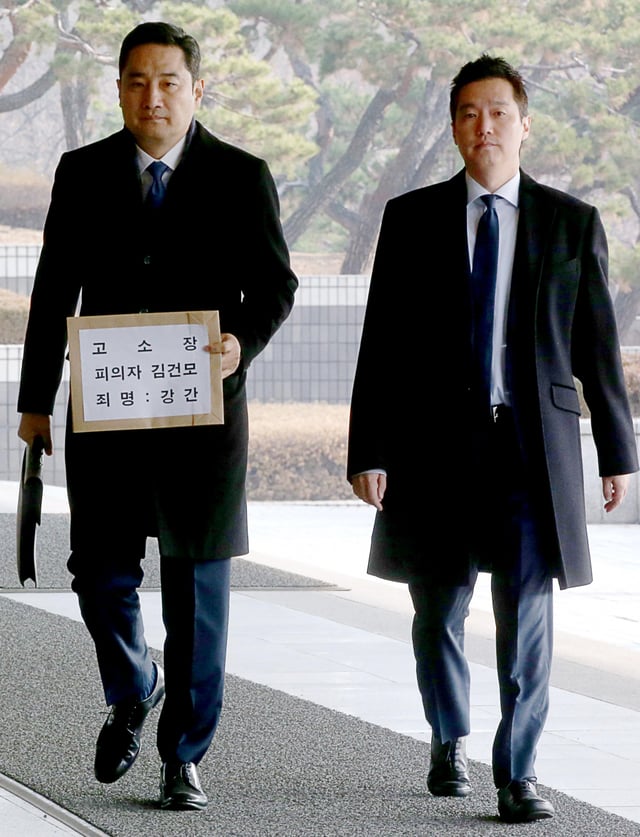 강용석 변호사(왼쪽), 김세의 전 mbc 기자가 9일 오전 가수 김건모의 성폭행 의혹 관련 고소장을 제출하기 위해 서울 서초구 서울중앙지방검찰청으로 들어서고 있다. 강용석은 제보를 통해 김건모가 논현동의 한 유흥주점에서 접대 여성 중 한 명을 성폭행 했다며 고소장을 제출했다.