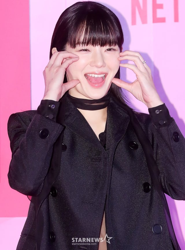 배우 박규영이 9일 오후 서울 중구 동대문디자인플라자에서 진행된 넷플릭스 시리즈 '오징어 게임 시즌2' 핑크카펫에 참석해 포즈를 취하고 있다. '오징어 게임 시즌2'는 복수를 다짐하고 다시 돌아와 게임에 참가하는 '기훈'(이정재)과 그를 맞이하는 '프론트맨'(이병헌)의 치열한 대결, 그리고 다시 시작되는 진짜 게임을 담은 이야기다. 오는 26일 공개. 2024.12.9 /사진=김창현 chmt@