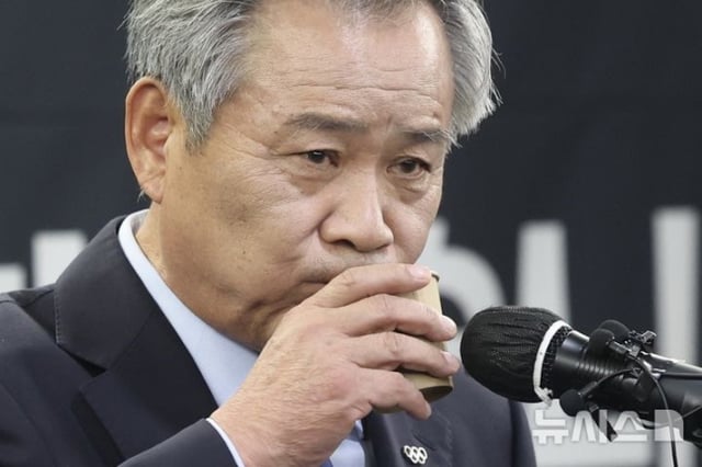 이기흥 대한체육회장이 지난해 12월 23일 오후 서울 송파구 올림픽파크텔에서 열린 제42대 대한체육회장 선거출마 기자회견에서 물을 마시고 있다.