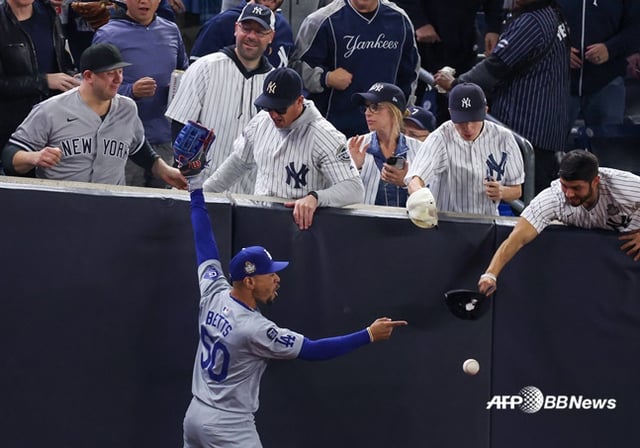 LA 다저스 무키 베츠가 2024 MLB 월드시리즈 4차전에서 1회 말 수비 도중 관중들에게 방해를 받고 있다. /AFPBBNews=뉴스1