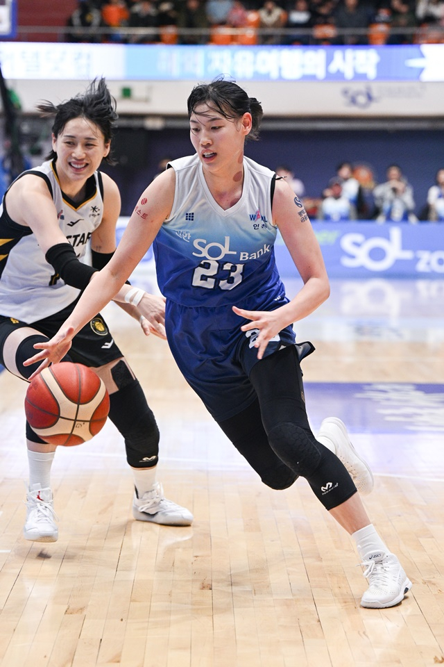 경기에 집중하는 홍유순(오른쪽). /사진=WKBL 제공