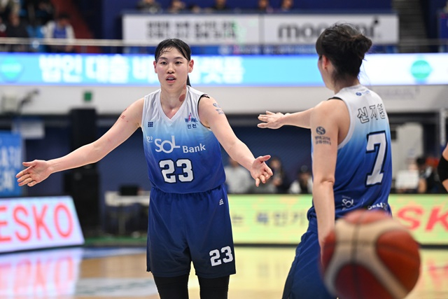 홍유순(왼쪽). /사진=WKBL 제공