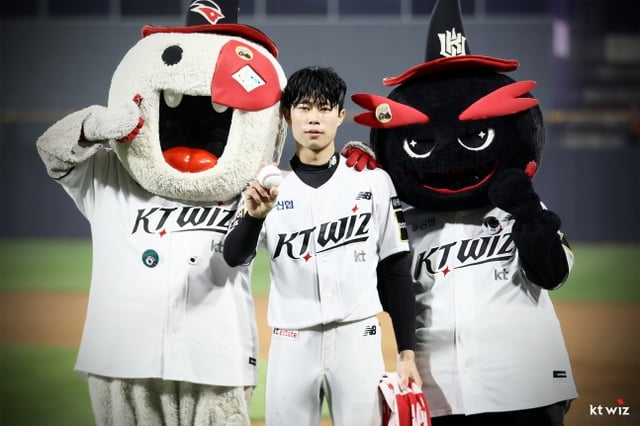 원상현(가운데). /사진=KT 위즈 제공