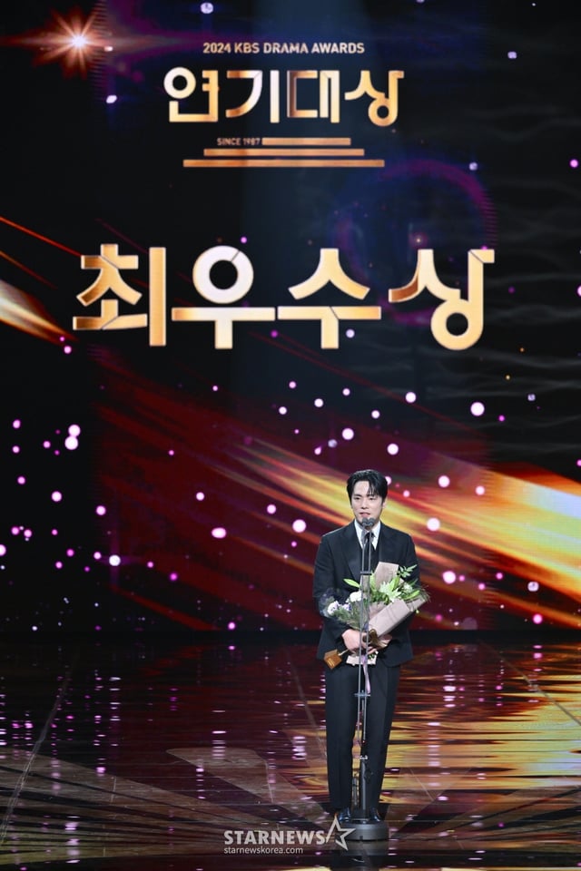 배우 김정현이 11일 오후 KBS 2TV에서 방송된 '2024 KBS 연기대상'에서 최우수상을 수상한 뒤 소감을 말하고 있다. '2024 KBS 연기대상'은 지난달 31일 서울 영등포구 여의도 KBS홀에서 MC 장성규, 소녀시대 서현, 문상민의 진행 아래 시상식이 꾸며졌다. 작년 12월 29일 무안공항 제주항공 여객기 참사 여파로 국가 애도 기간이 선포됨에 따라 추모 물결에 동참, 예정된 생중계를 취소하고 방송을 한 해 미뤘다. / 사진제공=KBS /사진=김창현 chmt@