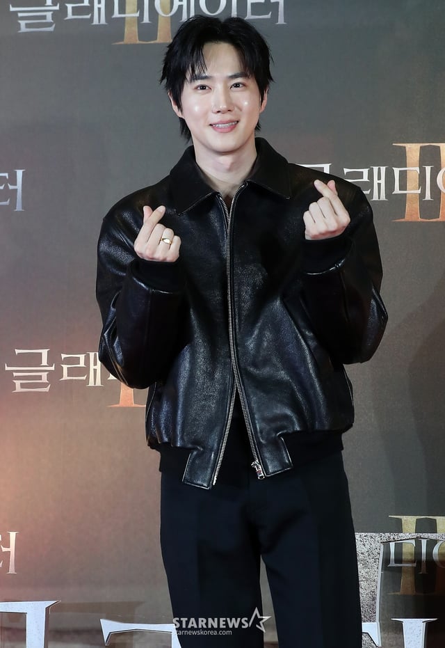 엑소 수호가 5일 오후 서울 용산구 아이파크몰 CGV에서 진행된 영화 '글래디에이터2' VIP시사회에 참석해 포즈를 취하고 있다. '글래디에이터2'는 '막시무스'의 죽음으로부터 20여 년 후, 콜로세움에서 로마의 운명을 건 결투를 벌이는 '루시우스'(폴 메스칼)의 이야기를 그린 영화다. 오는 13일 개봉. 2024.11.05 /사진=김창현 chmt@