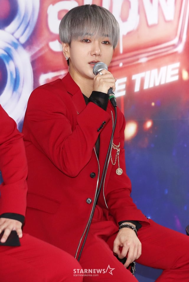 그룹 슈퍼주니어 예성이 13일 오후 서울 송파구 올림픽공원 KSPO DOME에서 진행된 정규 9집 앨범 발매 및 단독 콘서트 '슈퍼쇼 8' 기자회견에 참석해 질의응답을 하고 있다.