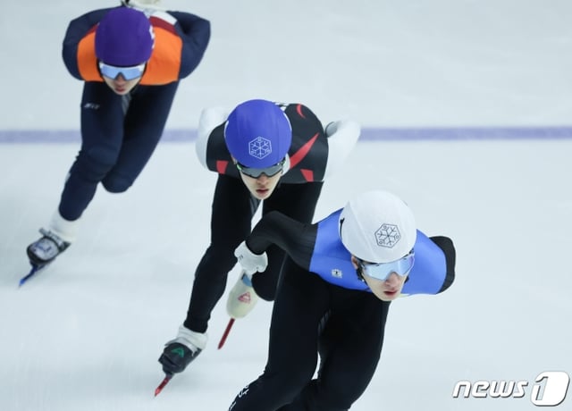 황대헌(오른쪽). /사진=뉴스1