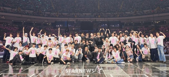 12일 서울 고척스카이돔에서 진행된 에스엠타운 라이브 2025 '더 컬처, 더 퓨처' 인 서울(SMTOWN LIVE 2025 'THE CULTURE, THE FUTURE' in SEOUL) 콘서트에서 출연진들이 기념촬영을 하고 있다. /사진제공=SM엔터테인먼트 2025.01.12 /사진=이동훈 photoguy@