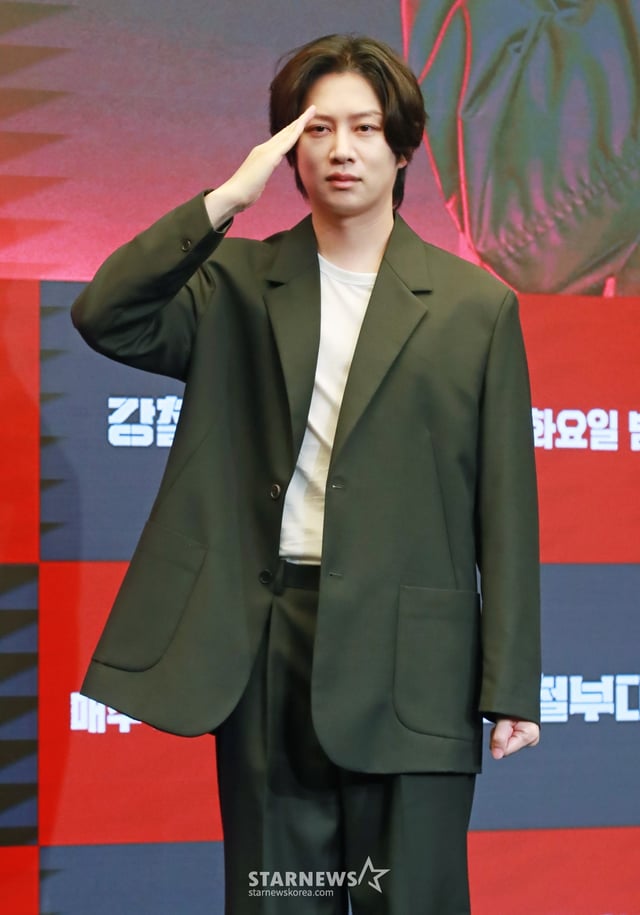 가수 김희철이 27일 오전 서울 마포구 상암동 스탠포드 호텔에서 진행된 채널A 예능 '강철부대W' 제작발표회에 참석해 포즈를 취하고 있다.  최정예 여군 예비역들이 팀을 이뤄 출신 부대의 명예를 걸고 싸우는 밀리터리 서바이벌 프로그램 '강철부대W'는 10월 1일 첫 방송된다. /2024.09.27 /사진=이동훈