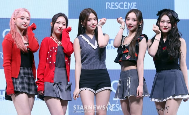 걸그룹 리센느(RESCENE)가 26일 오후 서울 광진구 예스24 라이브홀에서 진행된 싱글 1집 'Re:Scene'(리 씬) 발매 기념 쇼케이스에 참석해 포즈를 취하고 있다. 리센느의 싱글 1집 'Re:Scene'는 플로럴 향을 담아낸 앨범으로 꽃처럼 우아하고 고급스러운 매력을 지녔다. 2024.03.26 /사진=김창현