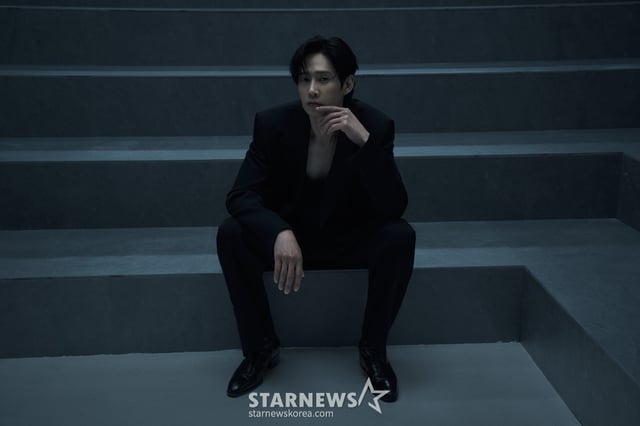 배우 박성훈이 8일 오후 서울 종로구의 한 카페에서 진행된 넷플릭스 시리즈 '오징어 게임2' 관련 인터뷰를 위해 포즈를 취하고 있다. 박성훈은 극 중 트랜스젠더 현주 역을 맡아 열연했다. / 사진제공=넷플릭스 /사진=김창현 chmt@