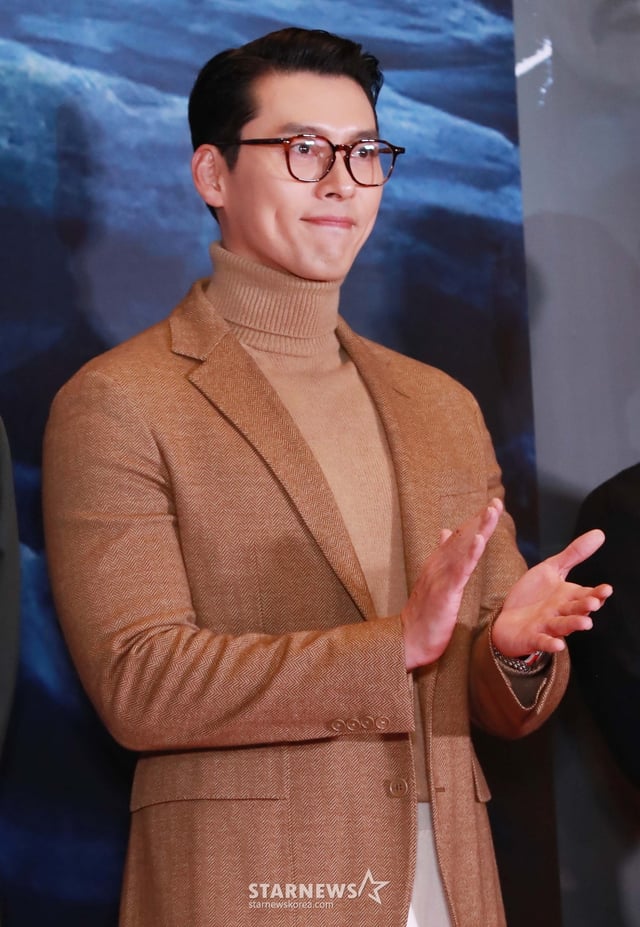 배우 현빈이 19일 오후 서울 CGV용산아이파크몰에서 진행된 영화 '하얼빈' VIP 시사회에 참석해 포즈를 취하고 있다. /2024.12.19 /사진=이동훈 photoguy@