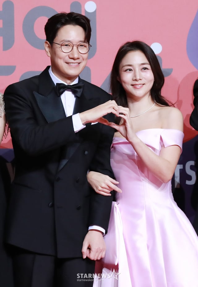 조우종-정다은 부부가 29일 오후 서울 상암동 SBS 프리즘센터에서 진행된 2023 SBS 연예대상 포토월 행사에 참석해 포즈를 취하고 있다. /2023.12.30 /사진=이동훈