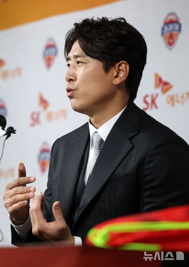 은퇴 기자회견하는 구자철. /사진=뉴시스 제공