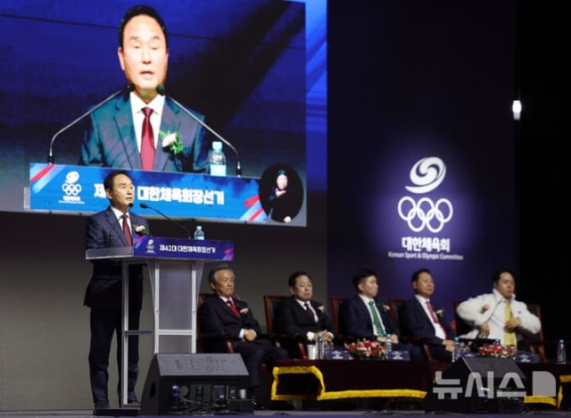 14일 서울 송파구 올림픽공원 올림픽홀에서 열린 제42대 대한체육회장선거에서 기호 6번 강신욱 후보가 소견발표를 하고 있다. /사진=뉴시스