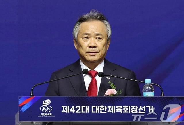 14일 오후 서울 송파구 올림픽공원 올림픽홀에서 열린 제42대 대한체육회장선거에 앞서 이기흥 후보가 정견발표를 하고 있다. /사진=뉴스1