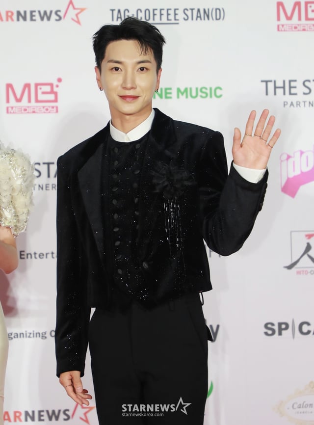 가수 이특이 13일 오후 일본 나고야 니혼가이시홀에서 열린 스타뉴스-미디어보이 주최 '2022 Asia Artist Awards IN JAPAN'(2022 아시아 아티스트 어워즈, 이하 2022 AAA) 레드카펫 행사에 참석해 포즈를 취하고 있다. 스타뉴스와 미디어보이가 주최하고 Asia Artist Awards 조직위원회와 더스타파트너, 컬쳐 엔터테인먼트가 공동 주관한 글로벌 NO.1 시상식 '2022 AAA'는 올 한 해 동안 국내외에서 많은 사랑을 받은 가수, 배우들이 참석해 눈을 뗄 수 없는 화려한 글로벌 축제의 장을 펼쳤다. /2022.12.13