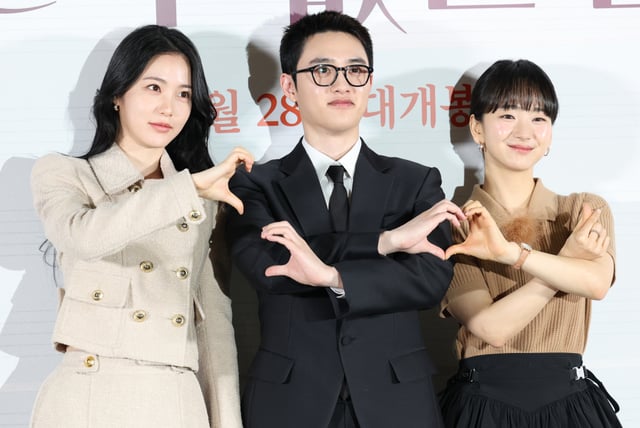 (서울=뉴스1) 권현진 기자 = 배우 신예은(왼쪽부터)과 도경수와 원진아가 14일 서울 강남구 메가박스 코엑스에서 열린 영화 '말할 수 없는 비밀'(감독 서유민) 언론시사회에 참석해 포즈를 취하고 있다. '말할 수 없는 비밀'은 시간의 비밀이 숨겨진 캠퍼스 연습실에서 유준과 정아가 우연히 마주치면서 시작되는, 기적 같은 마법의 순간을 담은 판타지 로맨스 영화다. 2025.1.14/뉴스1 Copyright (C) 뉴스1. All rights reserved. 무단 전재 및 재배포, AI학습 이용 금지. /사진=(서울=뉴스1) 권현진 기자