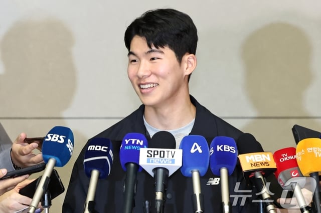 LA 다저스에 입단한 김혜성이 14일 인천국제공항을 통해 미국으로 출국하면서 취재진과 인터뷰를 하고 있다. /사진=뉴스1 제공