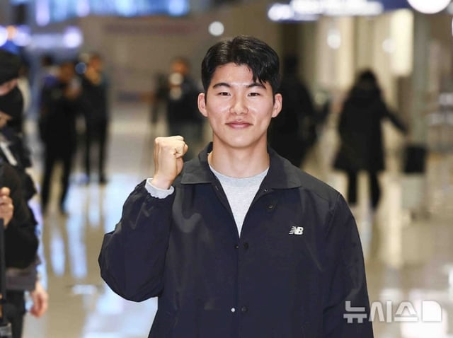 LA 다저스에 입단한 김혜성이 14일 인천국제공항을 통해 미국으로 출국하면서 취재진과 인터뷰를 하고 있다. /사진=뉴시스 제공