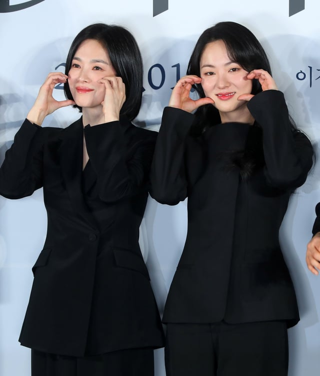 [서울=뉴시스] 김혜진 기자 = 배우 송혜교(왼쪽), 전여빈이 16일 오전 서울 CGV 용산아이파크몰에서 열린 영화 '검은 수녀들'(권혁재 감독) 제작보고회에서 포즈를 취하고 있다.  '검은 수녀들'은 강력한 악령에 사로잡힌 소년을 구하기 위해 금지된 의식에 나서는 사람들의 이야기를 그린 영화다. 한국 오컬트의 새로운 장을 열었다는 평가를 받으며 544만 관객을 사로잡은 '검은 사제들'의 두 번째 이야기로 주목도를 높인다.  2025년 1월 24일 극장에서 개봉. 2024.12.16. jini@newsis.com /사진=김혜진