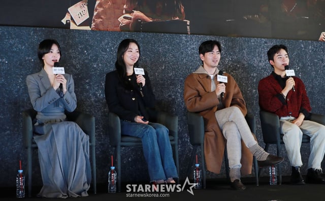 배우 송혜교, 전여빈, 이진욱, 문우진이 14일 오후 서울 롯데시네마 월드점에서 진행된 영화 '검은 수녀들'(감독 권혁재) 쇼케이스에 참석해 인사말을 하고 있다. /2025.01.14 /사진=이동훈 photoguy@