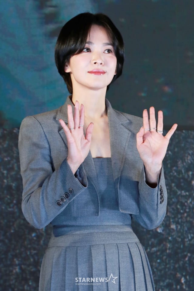 배우 송혜교가 14일 오후 서울 롯데시네마 월드점에서 진행된 영화 '검은 수녀들'(감독 권혁재) 쇼케이스에 참석해 포즈를 취학고 있다. /2025.01.14 /사진=이동훈 photoguy@