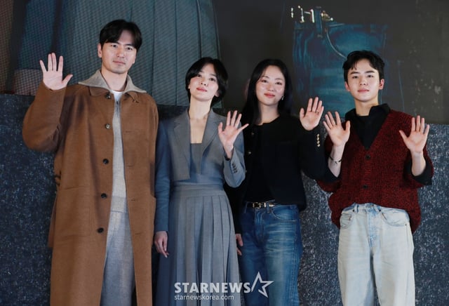 배우 이진욱, 송혜교, 전여빈, 문우진이 14일 오후 서울 롯데시네마 월드점에서 진행된 영화 '검은 수녀들'(감독 권혁재) 쇼케이스에 참석해 포즈를 취하고 있다. /2025.01.14 /사진=이동훈 photoguy@