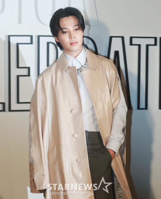 방탄소년단(BTS) 지민이 1일 오후 서울 성동구 디올(DIOR) 성수 스토어에서 진행된 'LADY DIOR CELEBRATION' 전시회 포토콜에 참석해 포즈를 취하고 있다. /2023.09.01 /사진=이동훈