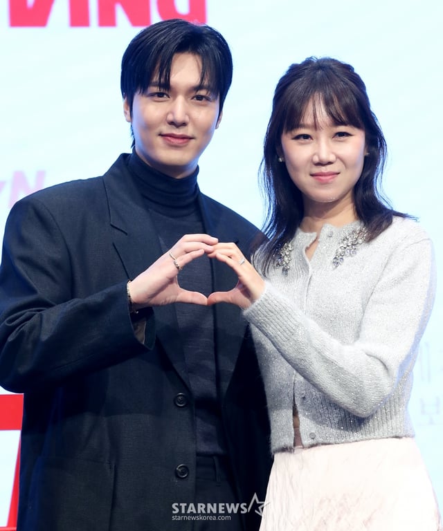 (서울=뉴스1) 권현진 기자 = 배우 이민호와 공효진(오른쪽)이 18일 오후 서울 구로구 신도림 더 세인트에서 열린 tvN 새 토일드라마 '별들에게 물어봐' (극본 서숙향, 연출 박신우) 제작발표회에 참석해 포즈를 취하고 있다. '별들에게 물어봐'는 무중력 우주 정거장에서 일하는 보스 이브(공효진 분)와 비밀스러운 미션을 가진 불청객 공룡(이민호 분)의 지구 밖 생활기를 그린 작품이다. 2024.12.18/뉴스1 Copyright (C) 뉴스1. All rights reserved. 무단 전재 및 재배포, AI학습 이용 금지. /사진=(서울=뉴스1) 권현진 기자