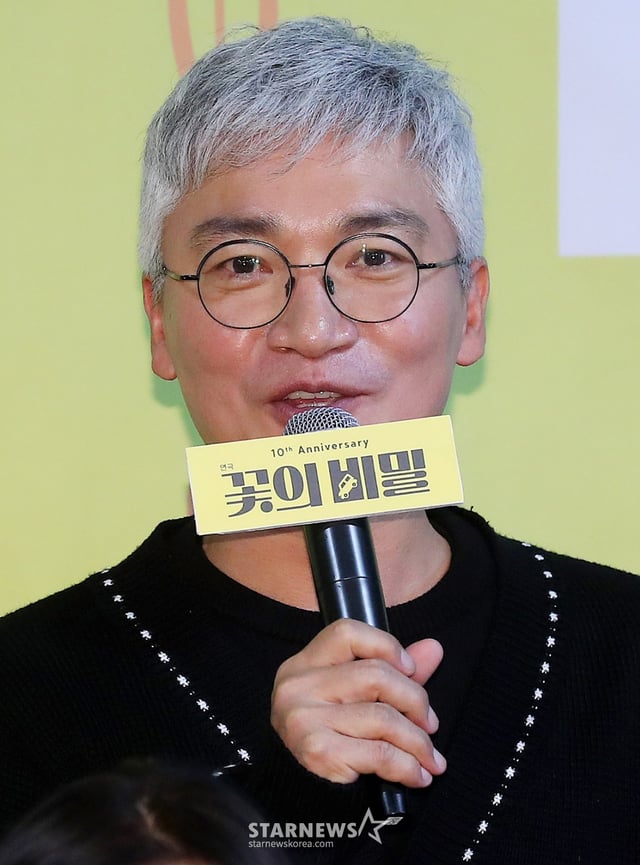 배우 조재윤이 15일 오후 서울 종로구 동숭동 예술가의 집에서 진행된 연극 '꽃의 비밀' 제작발표회에 참석해 인사말을 하고 있다.  '꽃의 비밀'은 축구에 빠져 집안일을 소홀히 하던 가부장적인 남편들이 하루아침에 사라지며 벌어지는 이야기를 그린 유쾌한 코미디극이다. 오는 2월 8일부터 5월 11일까지 링크아트센터 벅스홀에서 공연된다. 2025.01.15 /사진=김창현 chmt@